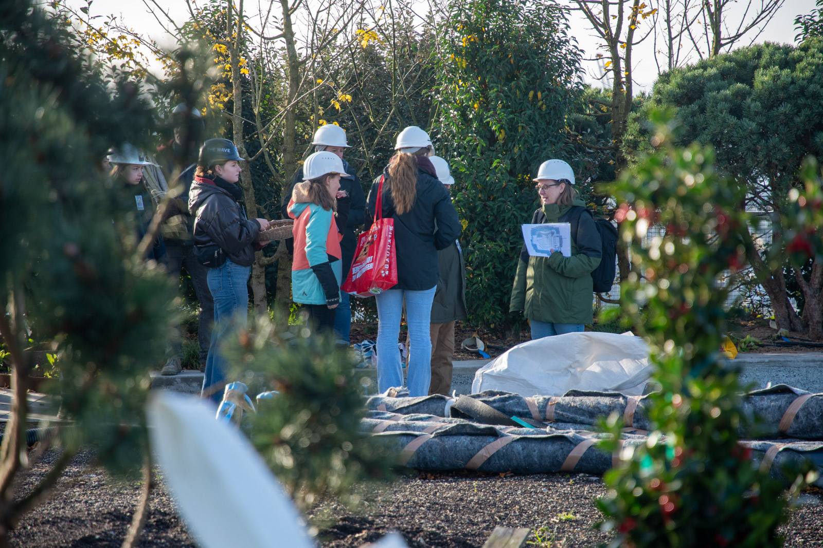 Kinder und Jugendliche pflanzen Krokusse auf dem Bunker St. Pauli Hamburg mit Landschaftsarchitektur+ L+